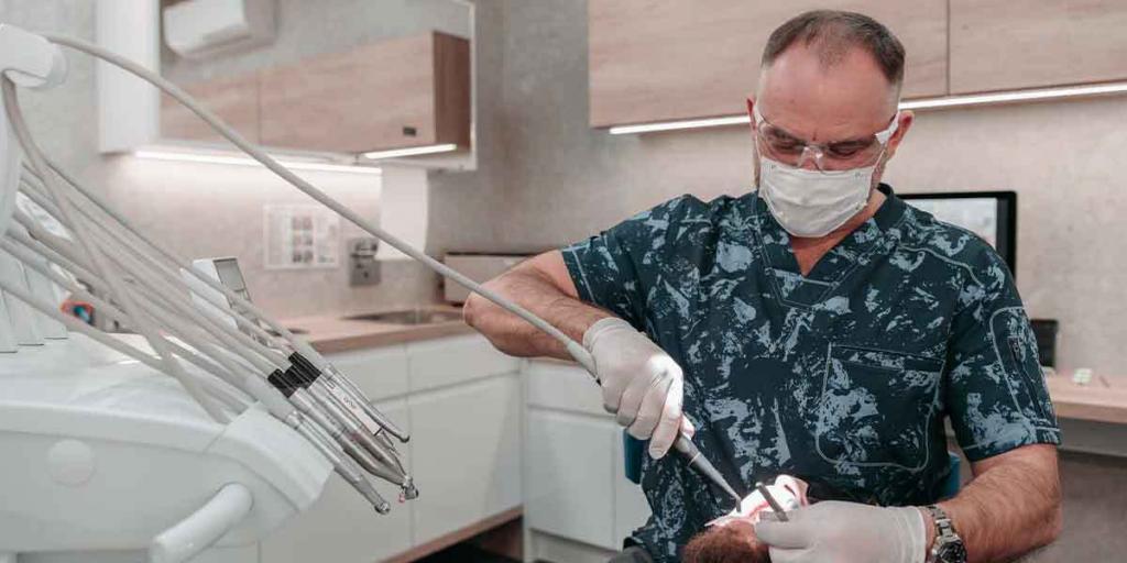 Qualified Dentist Talks about Common Dental Issues Experienced by Seniors Today for Proper Knowledge