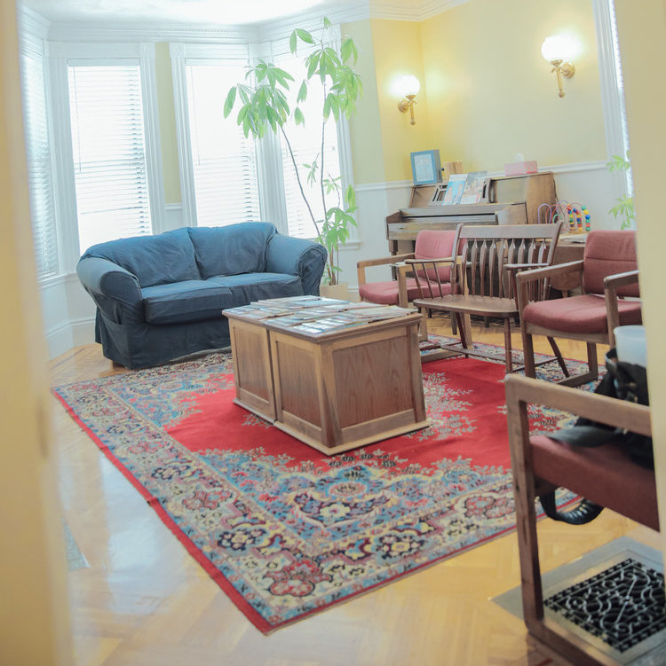 Comfortable waiting area at Salem dental implants clinic Essex Street Dental Medicine